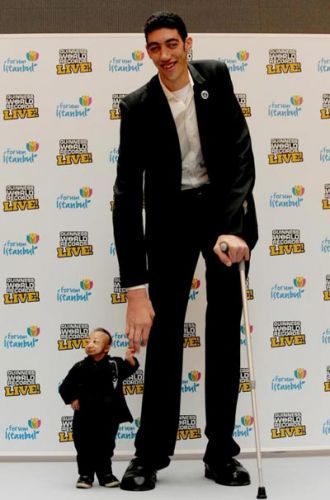 Guinness promove o encontro do mais alto e do menor homem do mundo