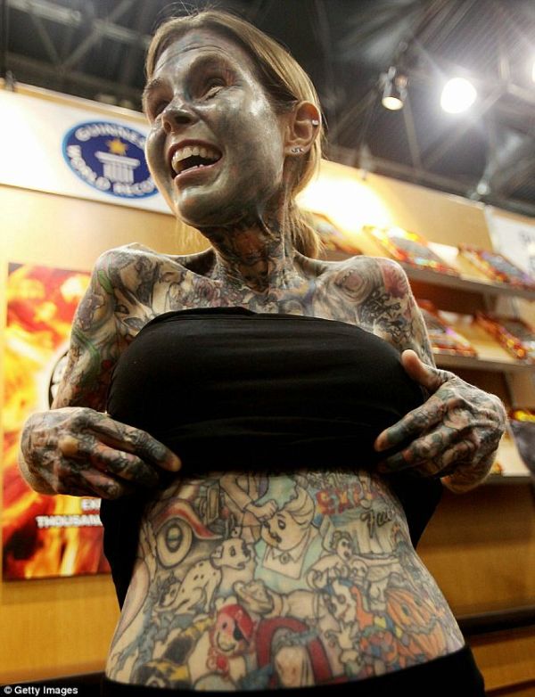 Mulher mais tatuada do mundo