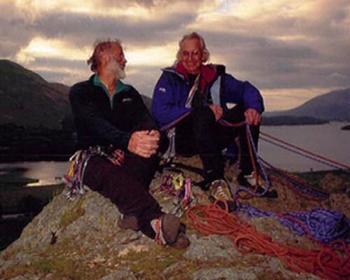 O alpinista que desceu a montanha se arrastando e com os tornozelos rompidos