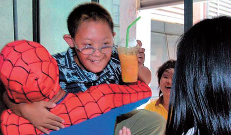 Homem aranha salva garoto na Tailndia