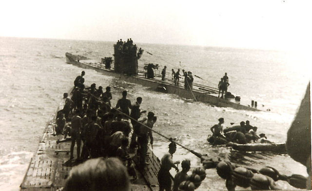 O U-156 em primeiro plano e ao fundo outro submarino alemo que ajudou no resgate.