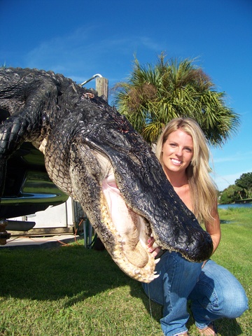 Mulher exibe crocodilo de 3,5m abatido com uma besta