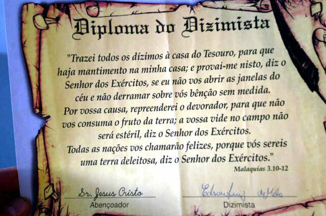 O prprio Jesus Cristo est assinando diplomas de dizimistas para a IURD