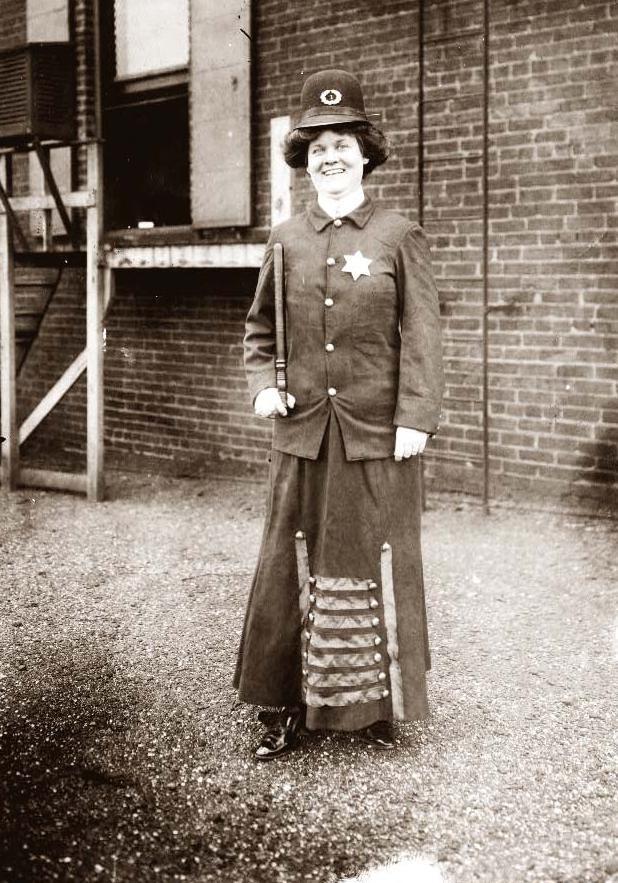 Fotografia conceitual de uma policial em 1908