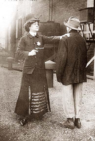 Fotografia conceitual de uma policial em 1908