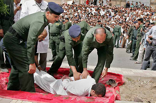 Estuprador é executado em praça pública no Iêmen