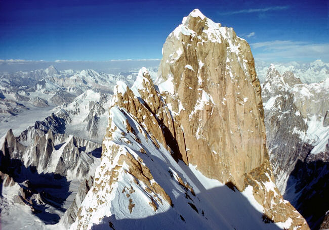 O alpinista que desceu a montanha se arrastando e com os tornozelos rompidos