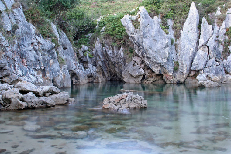 A fascinante praia de Gulpiyuri