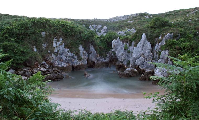 A fascinante praia de Gulpiyuri