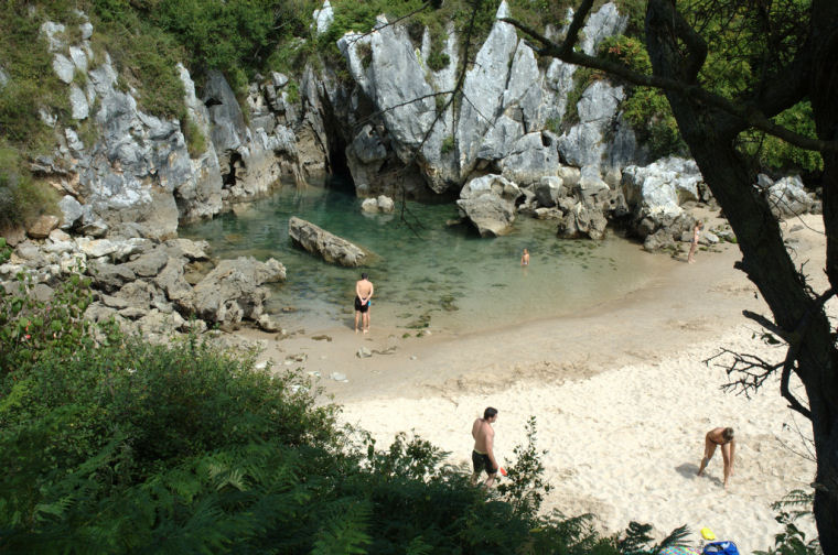 A fascinante praia de Gulpiyuri