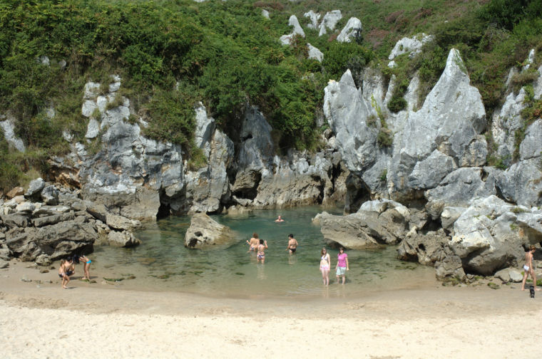 A fascinante praia de Gulpiyuri