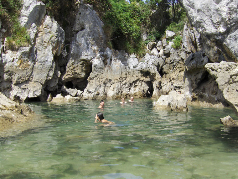 A fascinante praia de Gulpiyuri