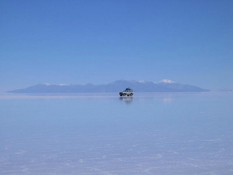 Maravilhas da natureza - Uyuni, onde o horizonte alcana o cu.