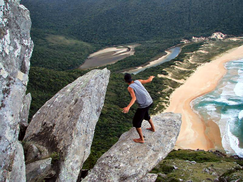 Surfando uma grande onda