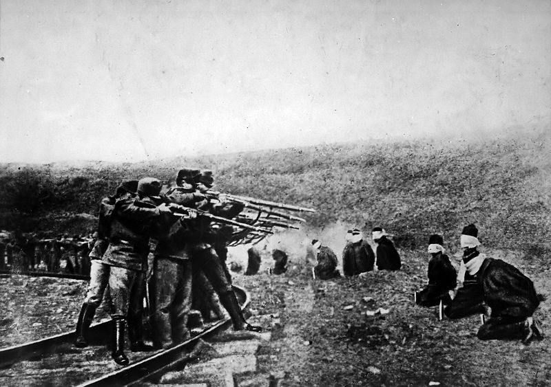 Austríacos executando Sérvios